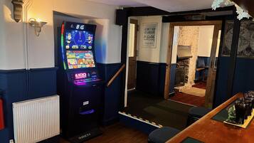 Double Room, Ensuite | Bar (on property)