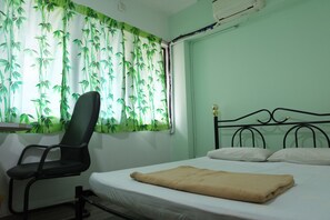 Chambre Double, 1 grand lit (with A/C)