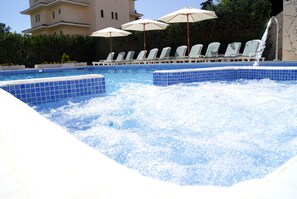 Outdoor spa tub - Apartamentos Sureda (Capdepera)