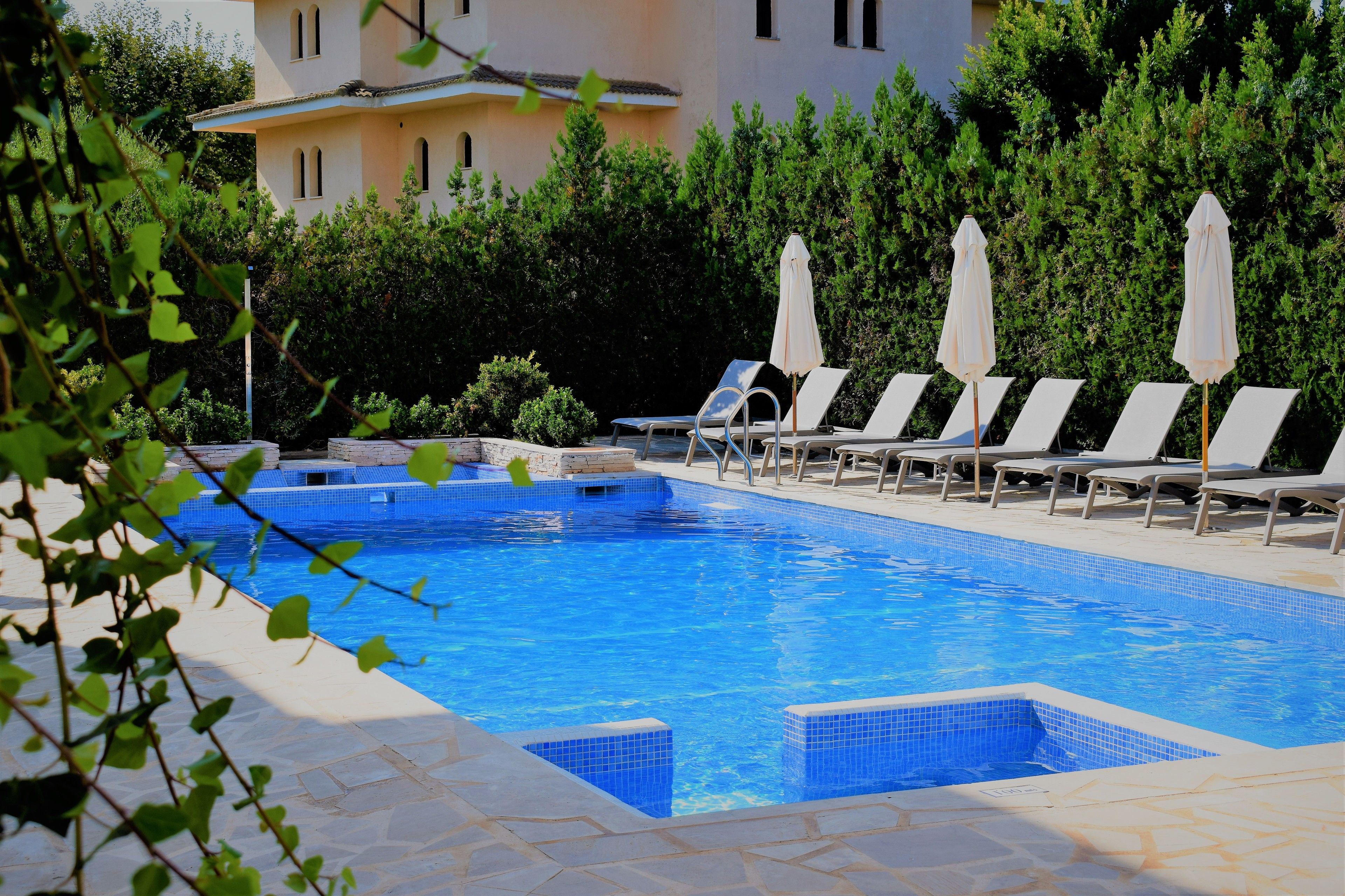 Sæsonbestemt udendørs pool, parasoller, liggestole