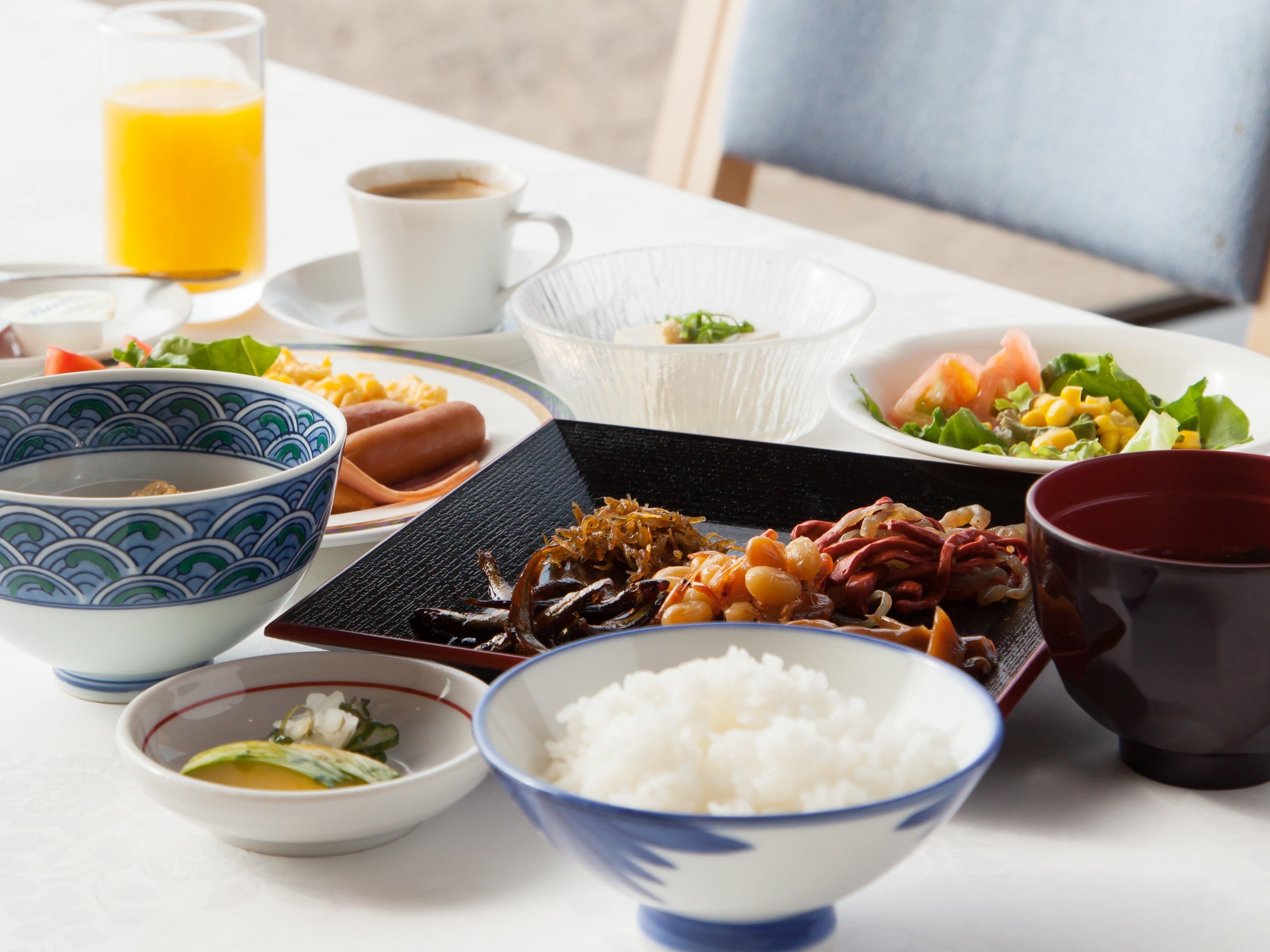 朝食 (ビュッフェ)、毎日提供 (有料)