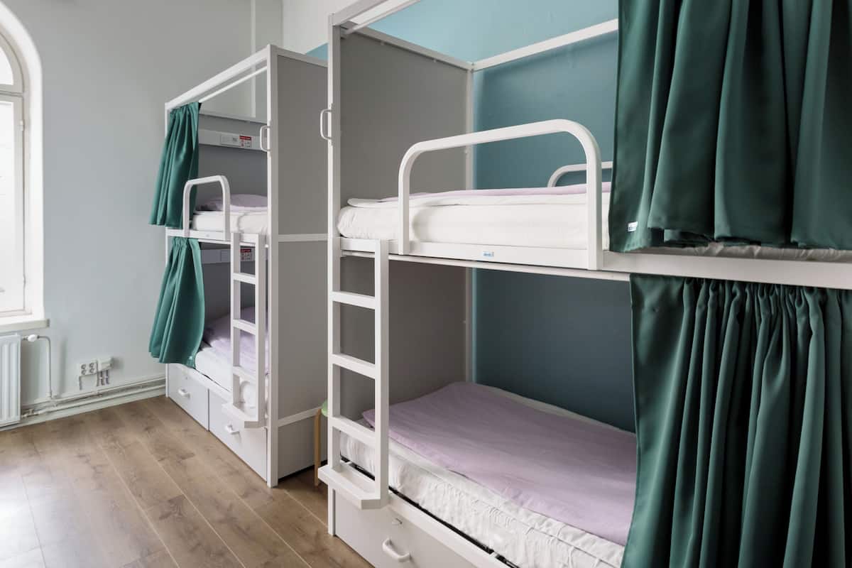 Bunk Bed in Mixed, Shared Dormitory. Shared Bathroom (8 beds) | Strykejern/-brett, wi-fi (inkludert) og sengetøy