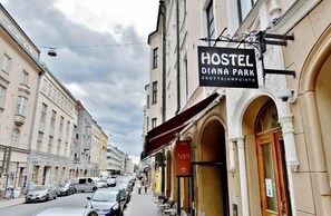 Un hostal llamado "Hostel Diana Park" con un letrero que indica que se encuentra en Erotajanpusto.