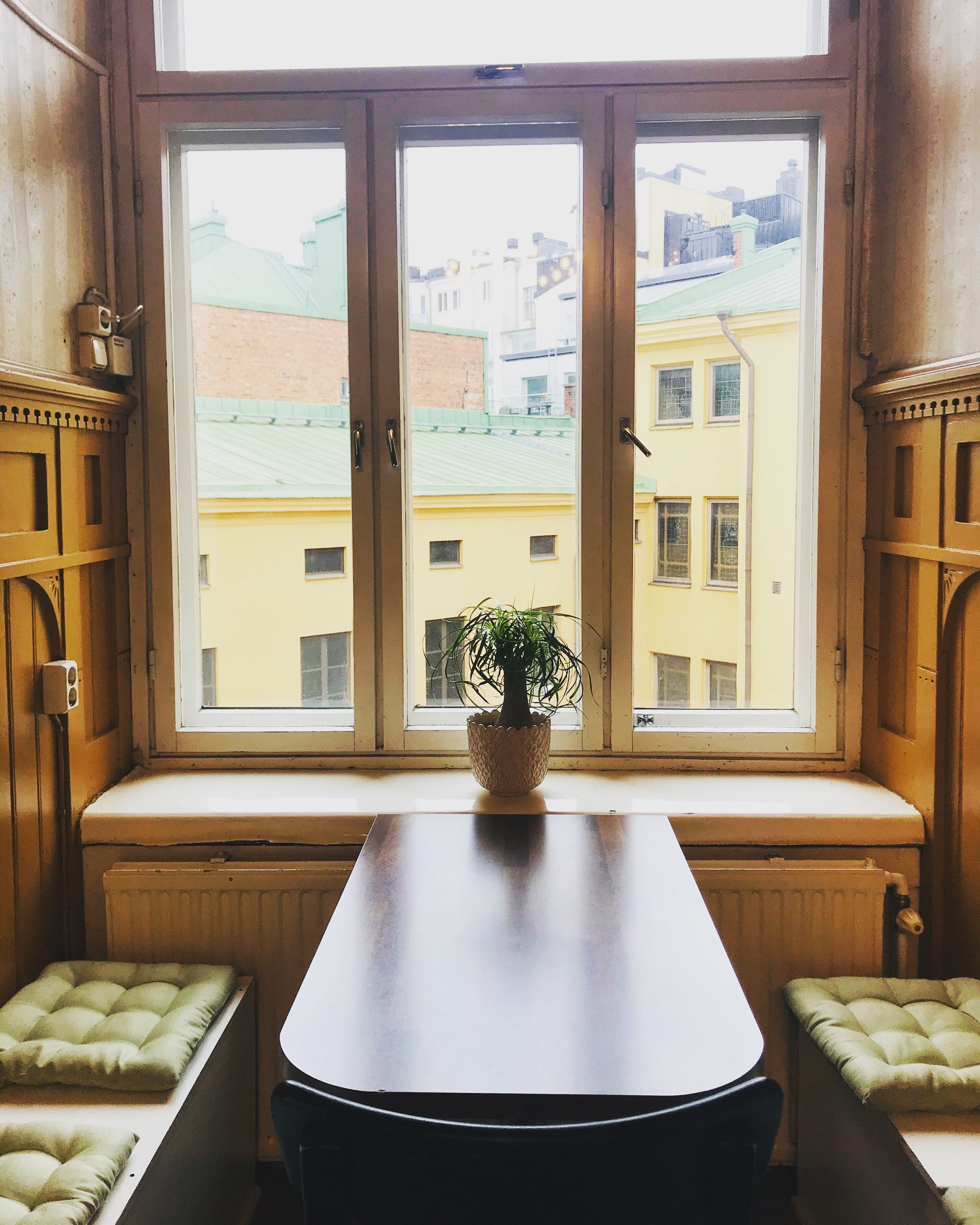 Daily cooked-to-order breakfast (EUR 5 per person)