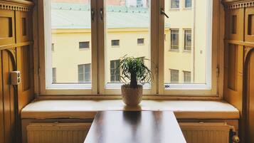 Daily cooked-to-order breakfast (EUR 5 per person)