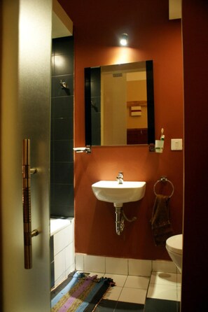 Rainfall showerhead, towels - The Local Riverside (Phnom Penh)