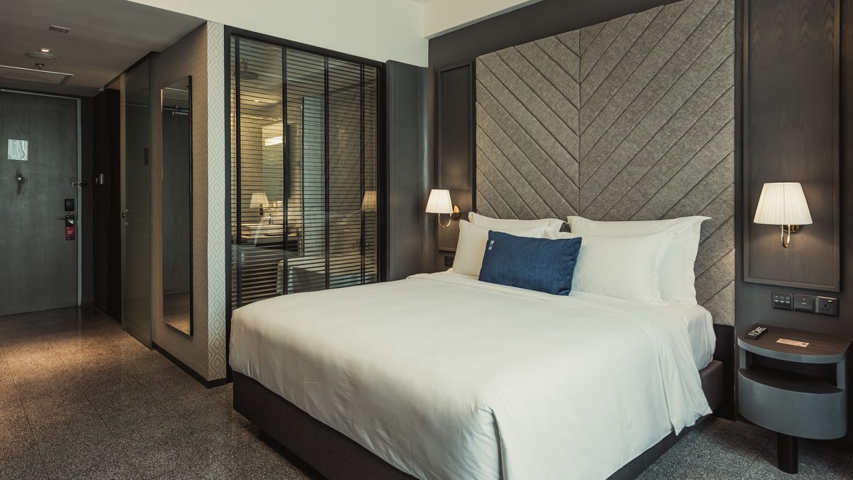 brewster cosy | premium bedding, in-room safe, desk, blackout curtains