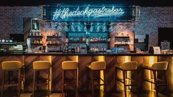 2 bares/lounges