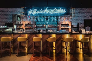 2 bars/lounges