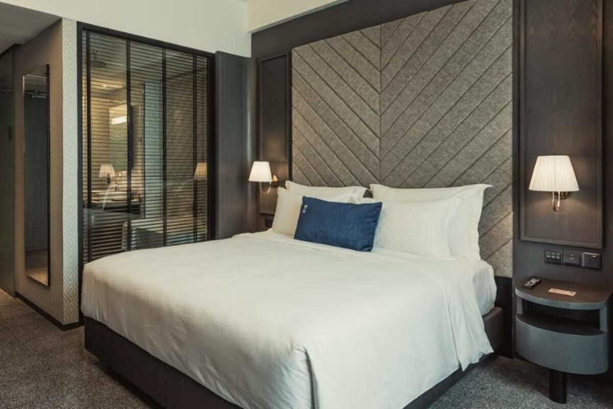 Premium bedding, in-room safe, desk, blackout drapes