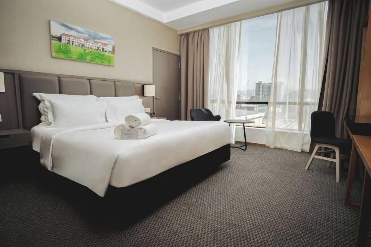 Premium bedding, in-room safe, desk, blackout drapes