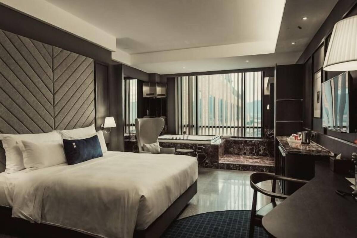 Premium bedding, in-room safe, desk, blackout curtains