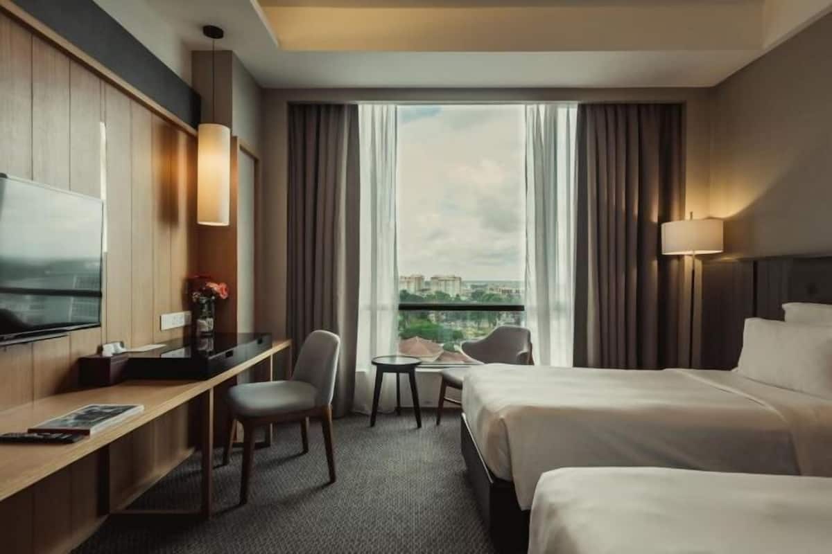 Premium bedding, in-room safe, desk, blackout curtains