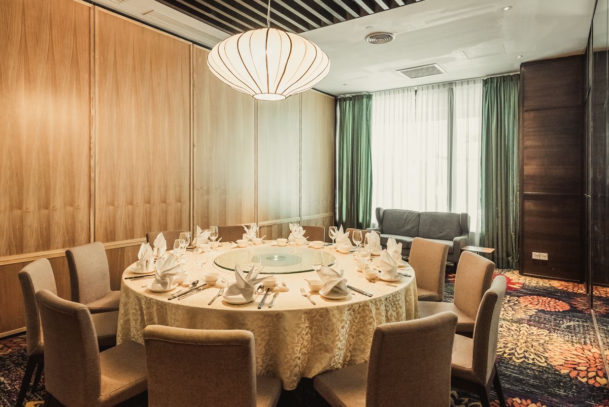 2 restaurants, breakfast served