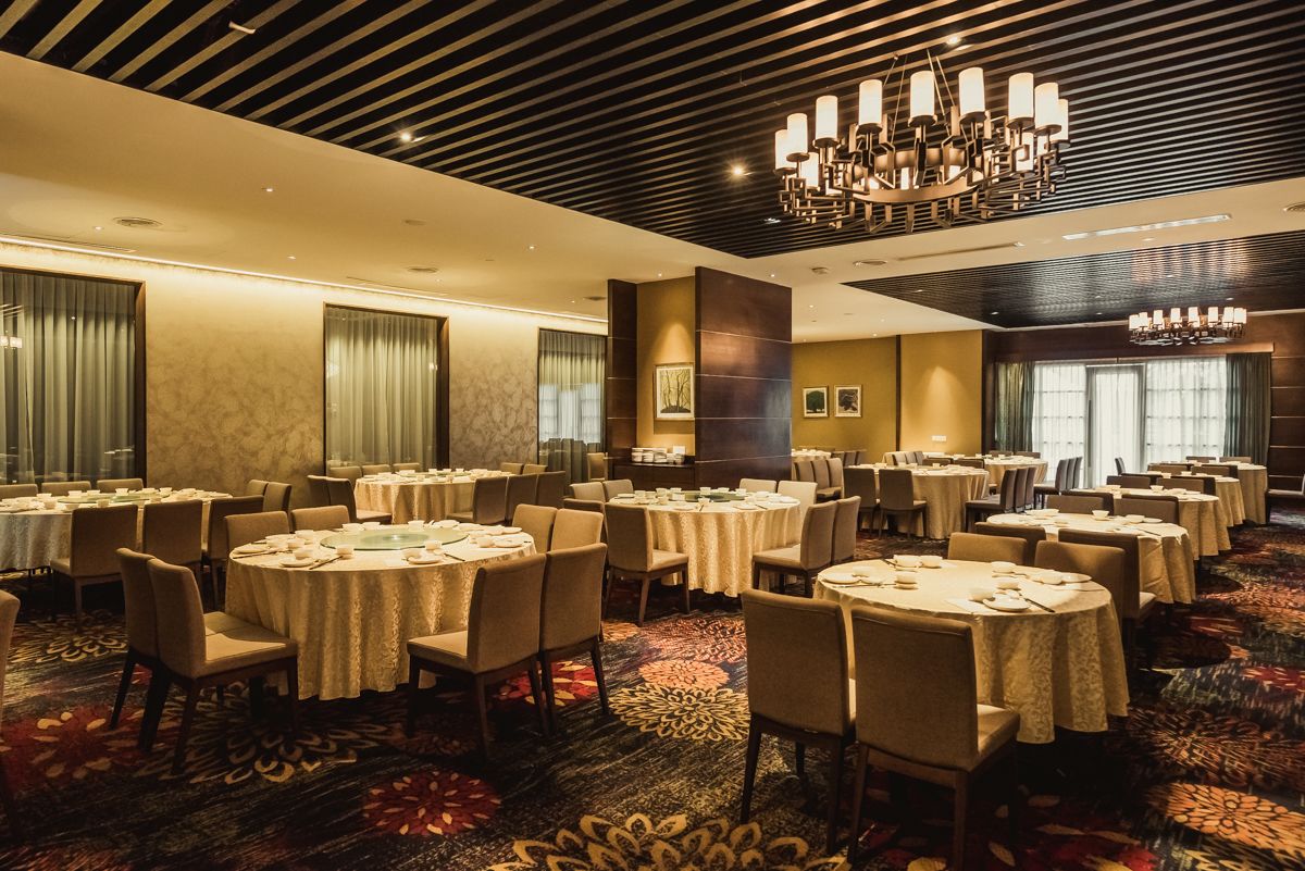 2 restaurants, breakfast served