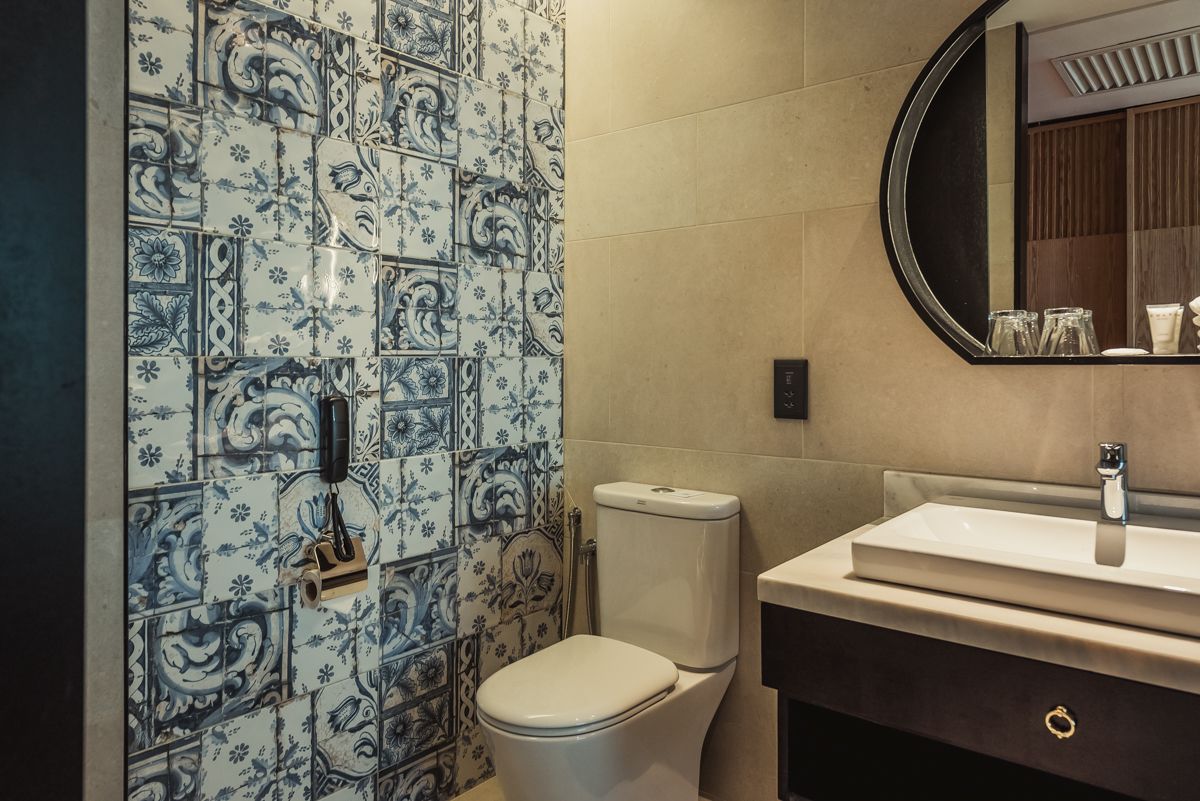 Un baño con inodoro, lavabo y espejo.