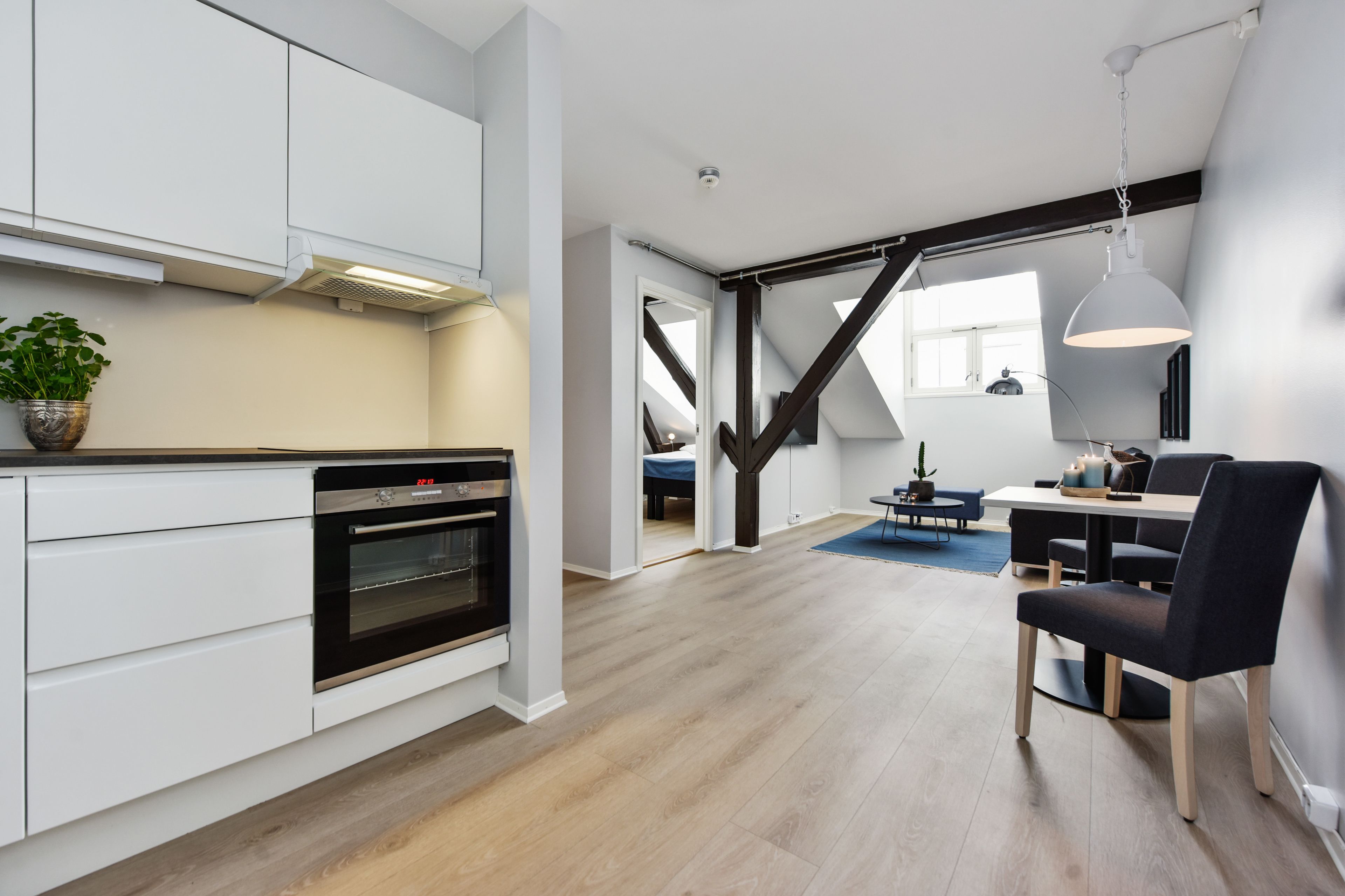 Two-Bedroom Apartment For Four | Cocina privada | Refrigerador, microondas, parrilla de estufa y tetera eléctrica 