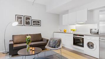 Réfrigérateur, micro-ondes, plaque de cuisson, bouilloire électrique