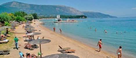 ビーチの近く、黒砂、サンラウンジャー、ビーチタオル