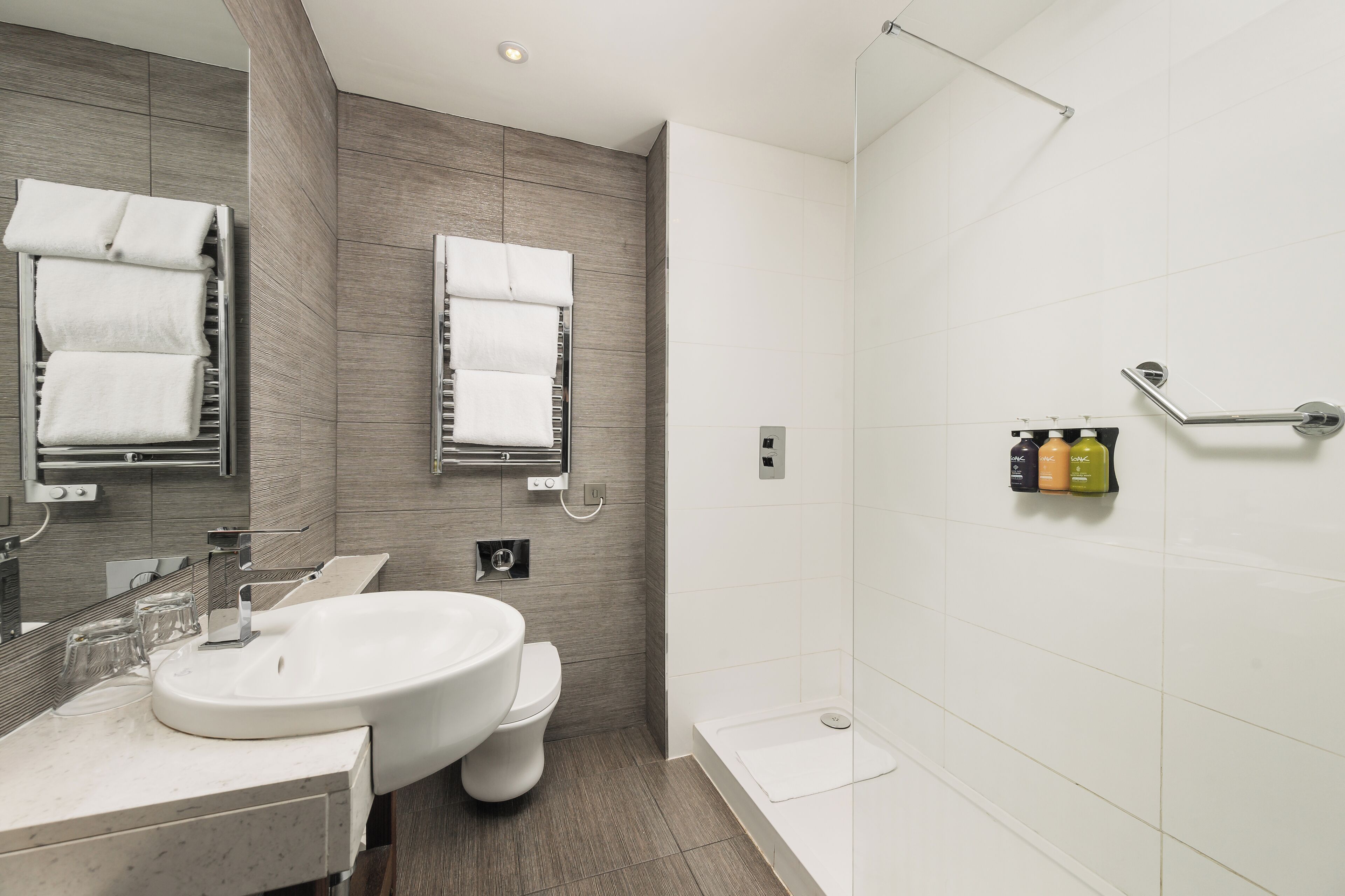 Ein modernes Badezimmer mit Waschbecken, Toilette und Dusche.