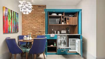 Deluxe Apartment | Private kitchenette | Fridge, microwave, dishwasher, coffee/tea maker