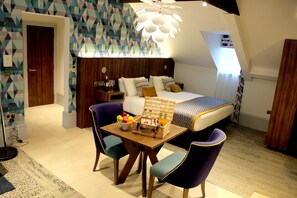 Estudio ejecutivo | Escritorio, tabla de planchar con plancha, cuna de viaje y wifi gratis