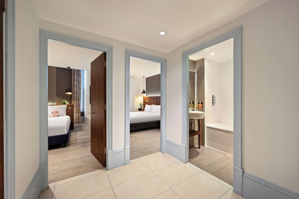 Deluxe Apartment | Desk, iron/ironing board, travel crib, free WiFi