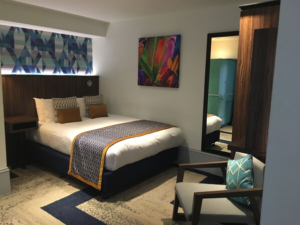 Habitación doble estándar | Escritorio, tabla de planchar con plancha, cuna de viaje y wifi gratis 