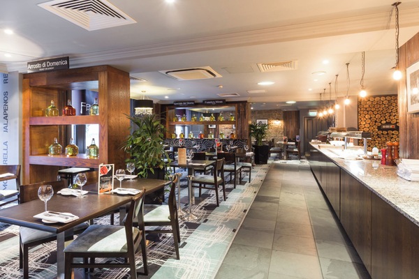 Sarapan prasmanan setiap hari (GBP 16.95 per orang)