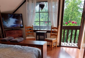 Muebles diferentes, tabla de planchar con plancha y wifi gratis