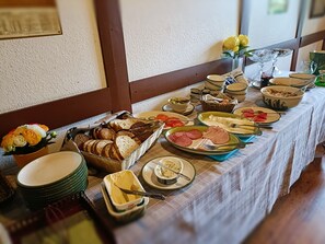 매일 뷔페 아침 식사 유료