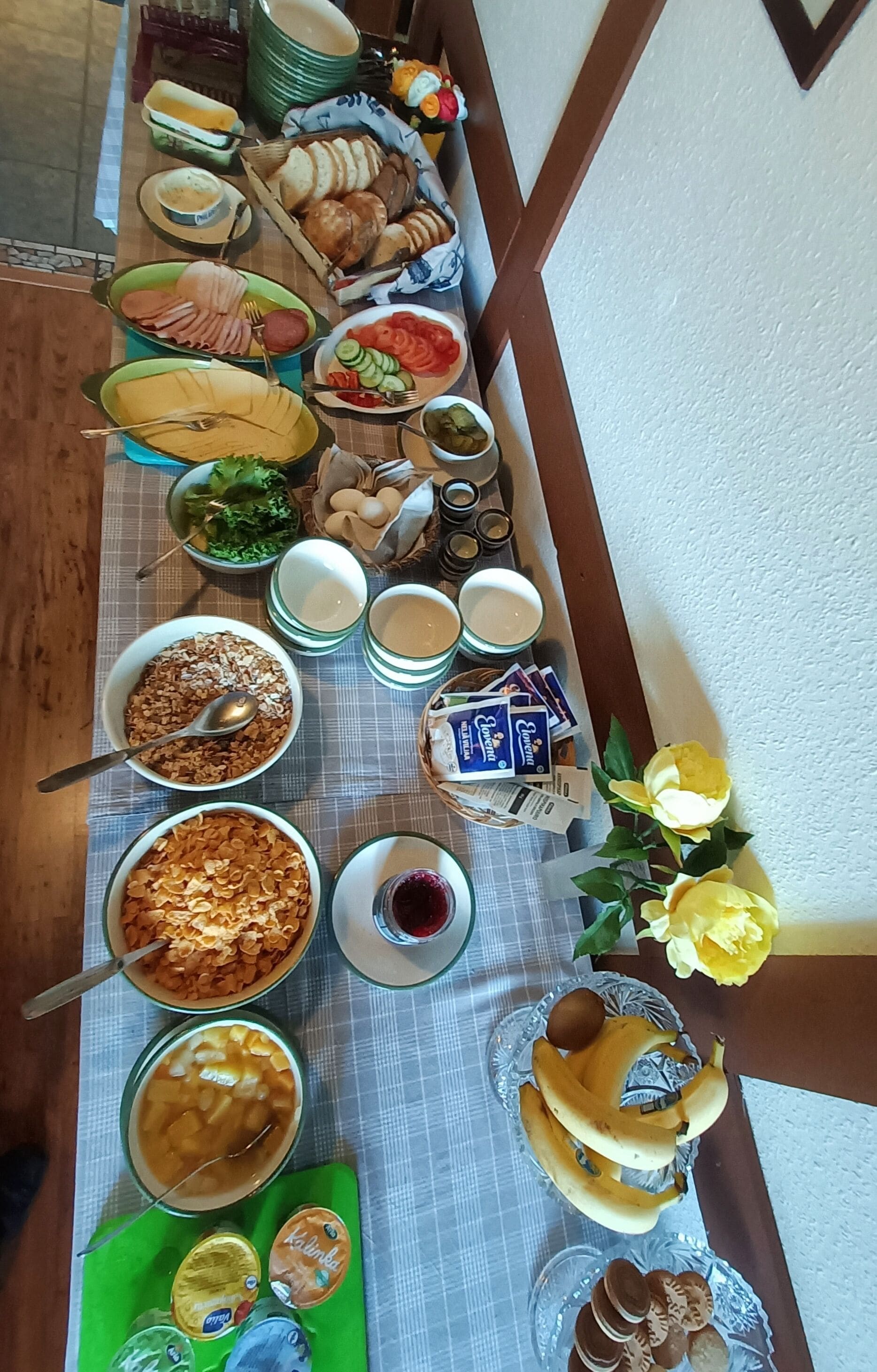 Una mesa de buffet con diversos alimentos y salsas.