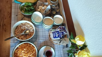 Una mesa de buffet con diversos alimentos y salsas.