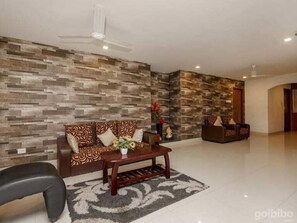 تلفزيون بحجم 32-بوصة يعرض قنوات تلفزيونية باشتراك مدفوع