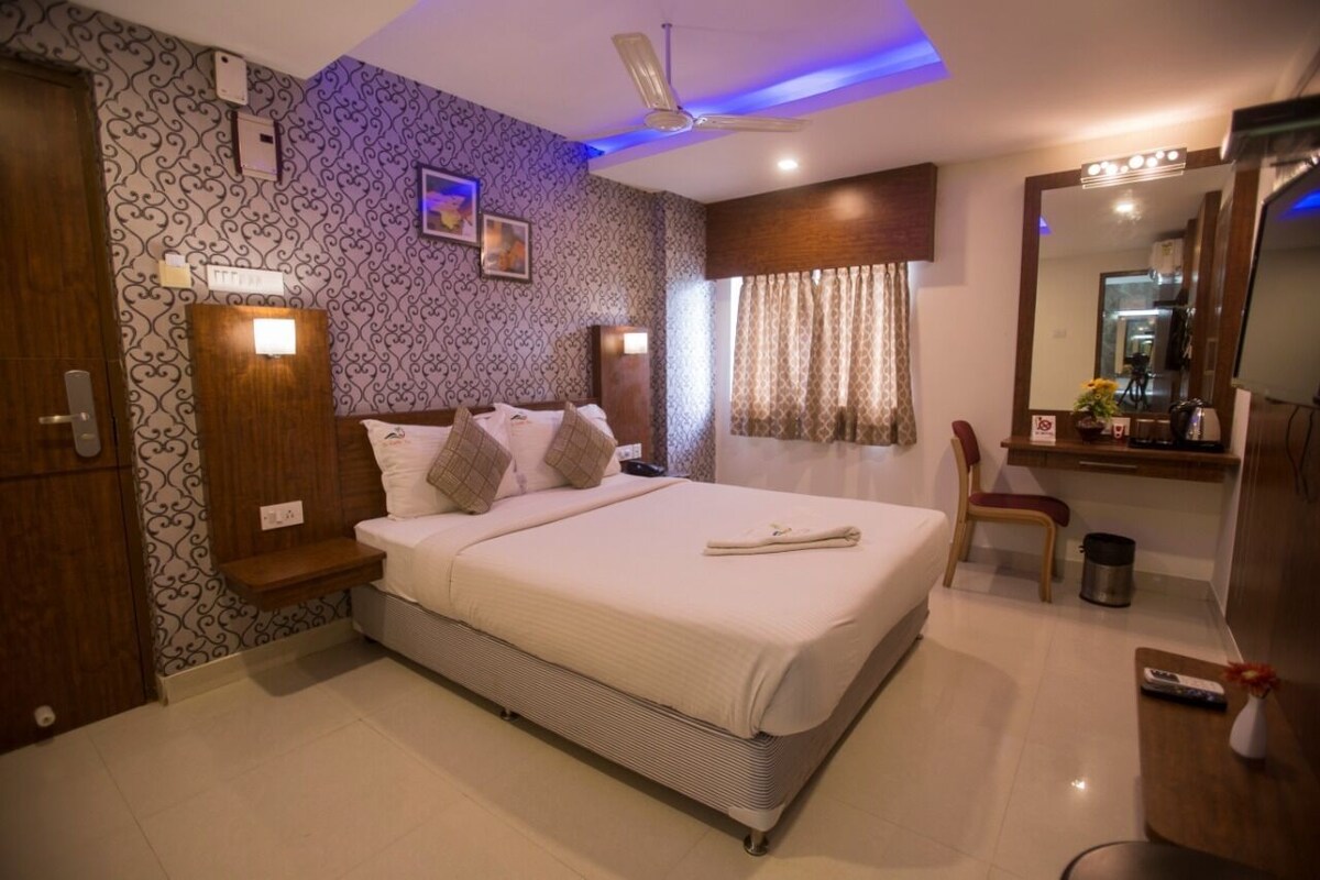 Premium bedding, desk, blackout drapes, soundproofing