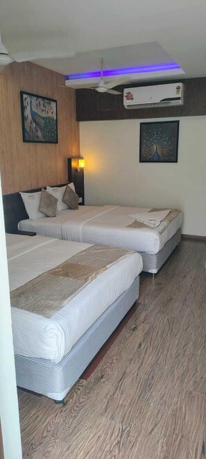 Habitación cuádruple familiar | Ropa de cama de alta calidad, escritorio y cortinas blackout 