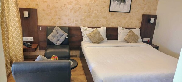 أغطية فراش متميزة ومكتب وستائر تعتيم وتجهيزات عازلة للصوت