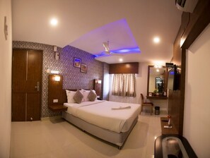 Deluxe Room, 1 Queen Bed | 1 bedroom, premium bedding, desk, blackout drapes