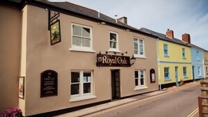 A building with a sign reading "Royal Oak" and a plaque indicating it is a licensed premises. - Royal Oak (Kingsbridge)