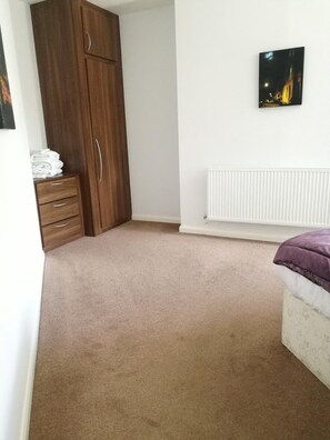 Desk, iron/ironing board, free WiFi, bed sheets - The Barley Sheaf Inn (Truro)