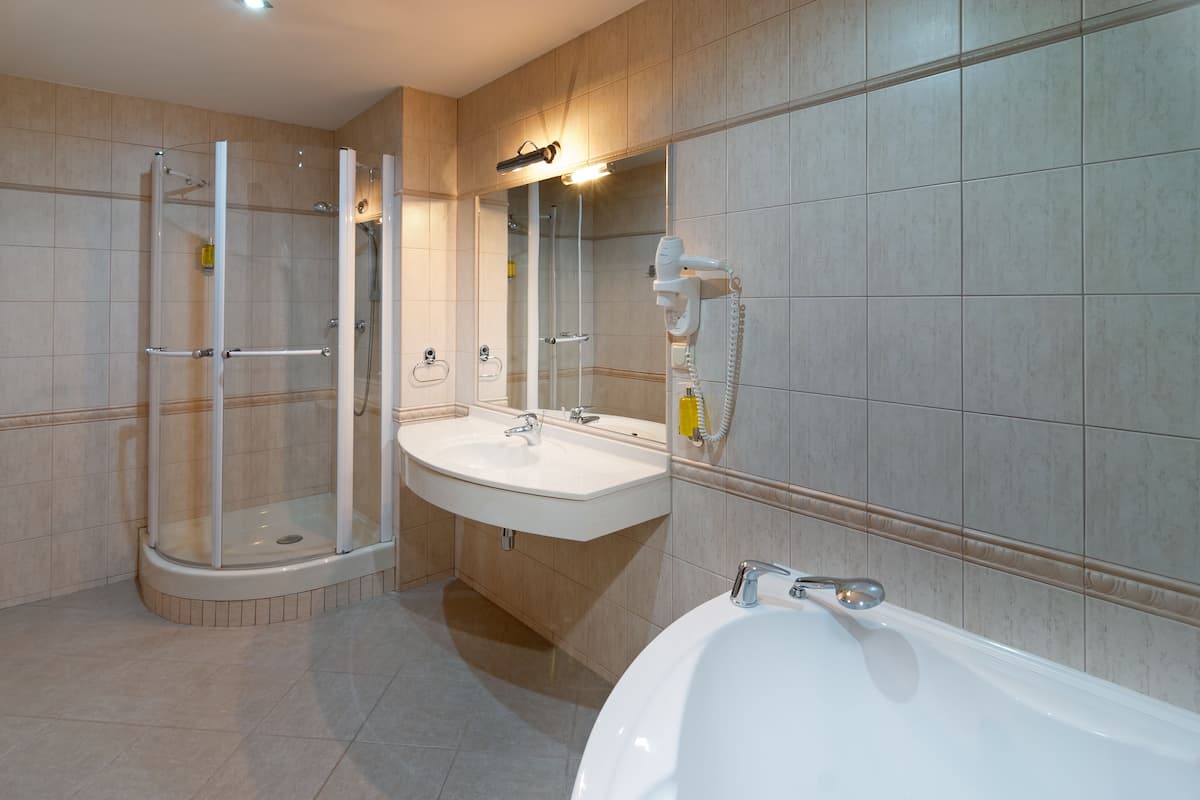 family room, 2 bedrooms | bathroom | bathrobes, slippers, towels