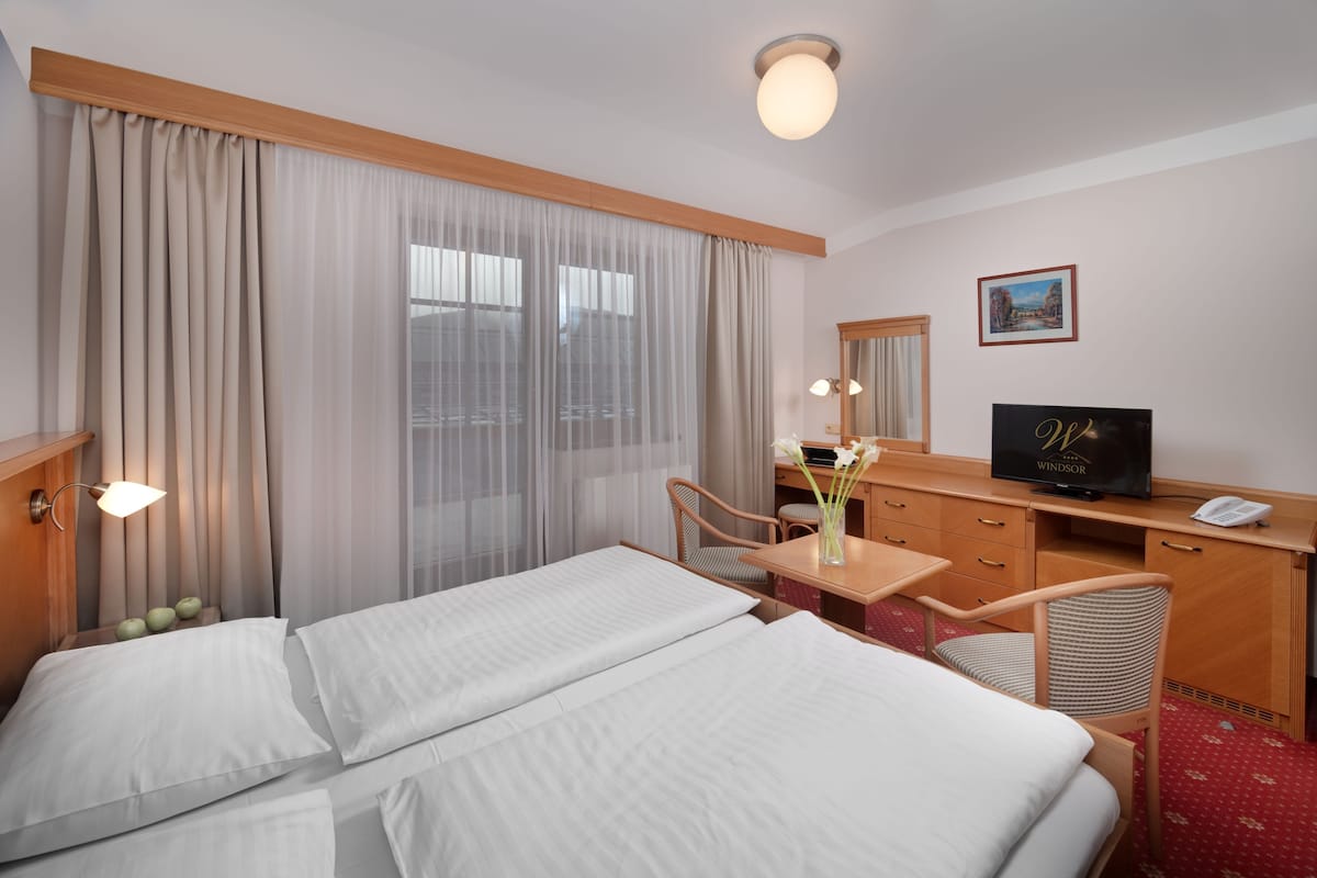 standard room | minibar, in-room safe, desk, blackout curtains