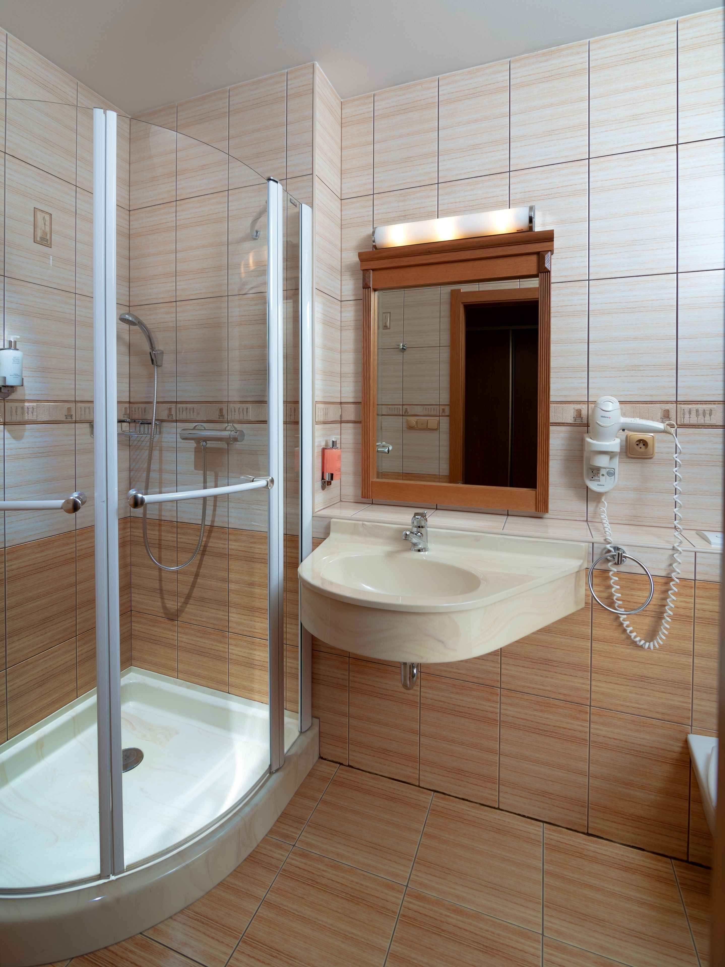 standard room | bathroom | bathrobes, slippers, towels