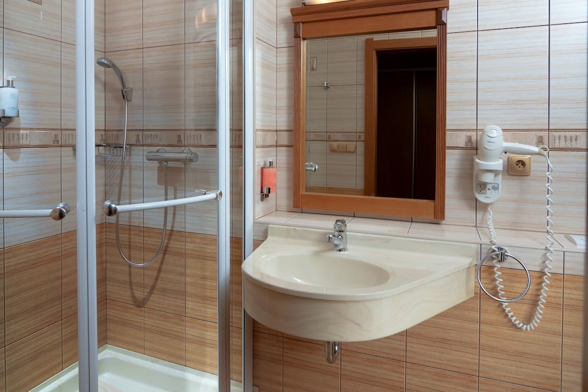 standard room | bathroom | bathrobes, slippers, towels