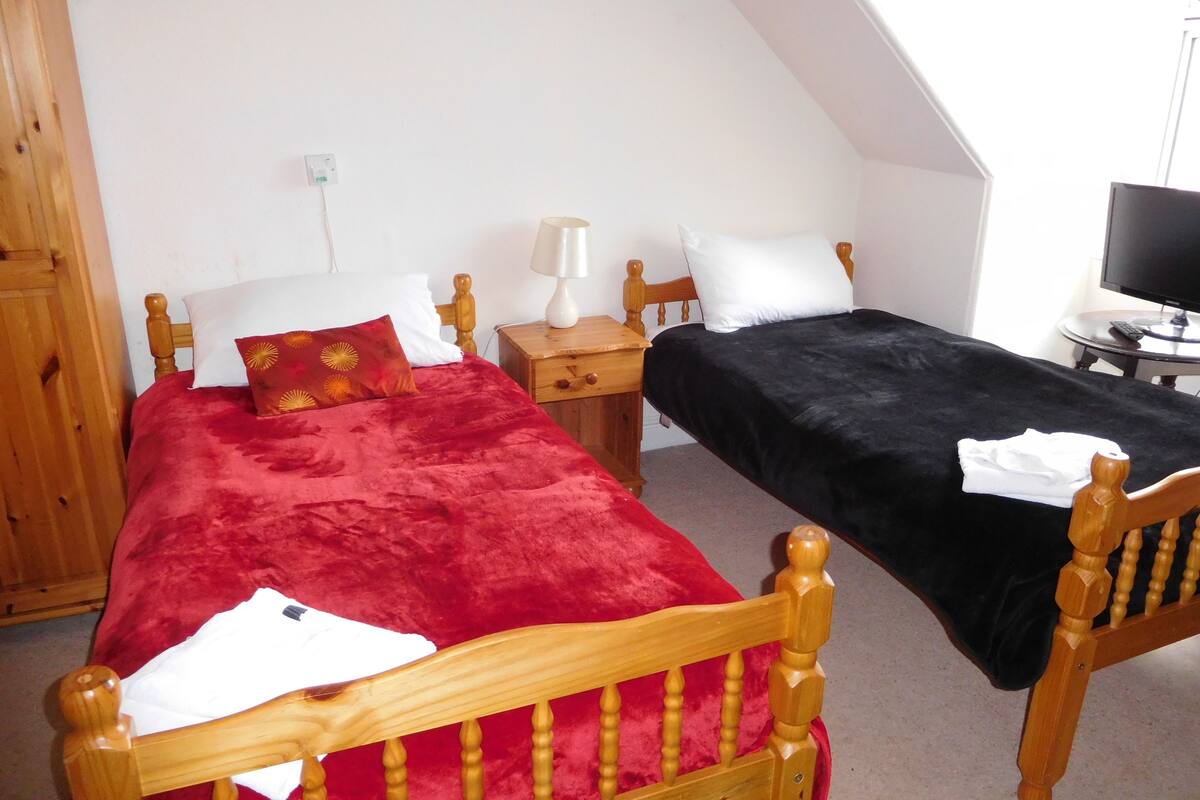 Chambre Quadruple, salle de bains commune (Room 7)