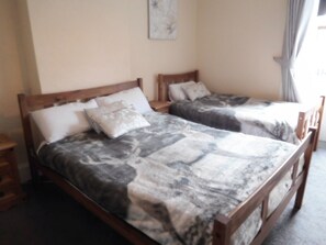 Chambre Triple, salle de bains attenante (Room 5)
