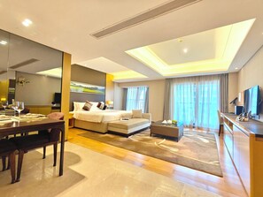 Leilighet – premier, 1 kingsize-seng | Dundyner, safe på rommet, individuelt innredet og skrivebord