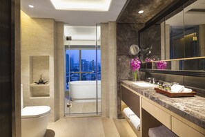 Premier Apartment, 3 Bedrooms | Bathroom | Separate bathtub and shower, free toiletries, hair dryer, bathrobes - Somerset Grandview Shenzhen (Shenzhen)