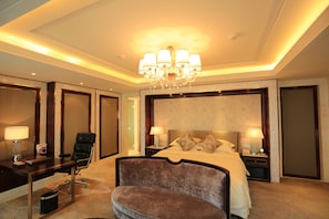 Suite | Bathroom | Hair dryer, towels