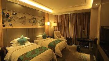 Minibar, in-room safe, desk, free cribs/infant beds